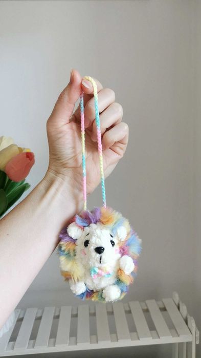 Jeż na szydełku, zawieszka, ozdoba na lusterko do auta