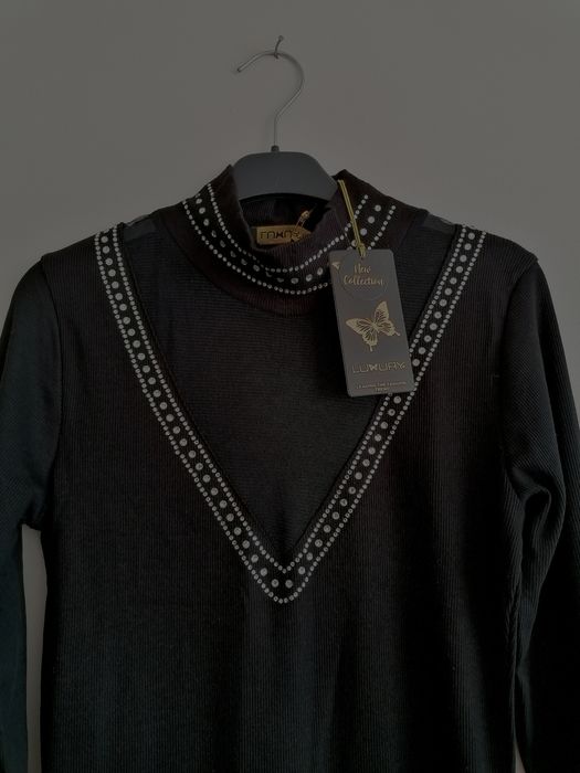 Sukienka prążkowana półgolf z kryształkami