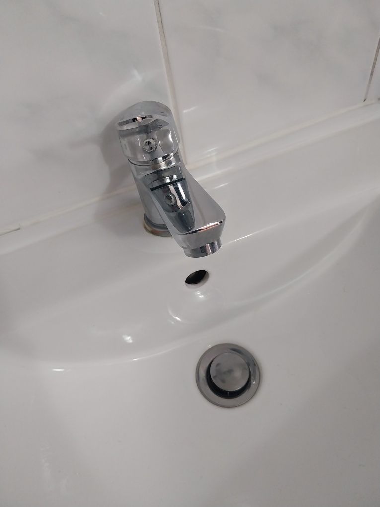 Szafka łazienkowa z umywalka