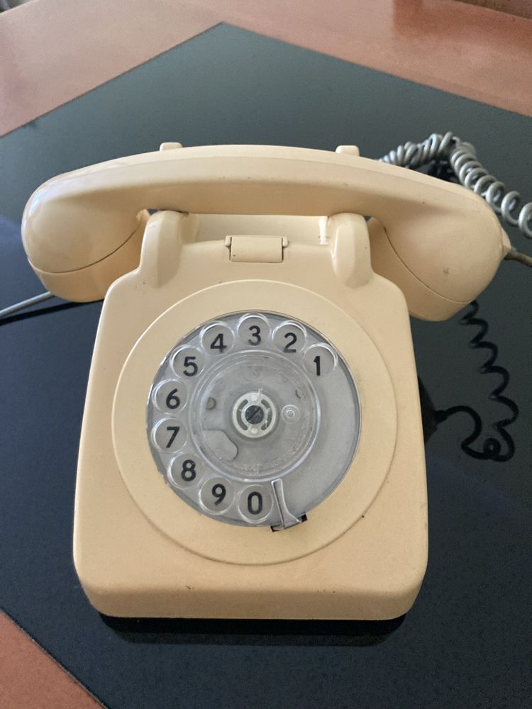 Telefone antigo de cor creme