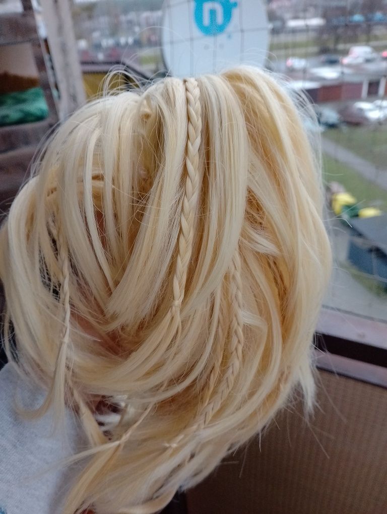 Treska na klamrze, jasny blond.