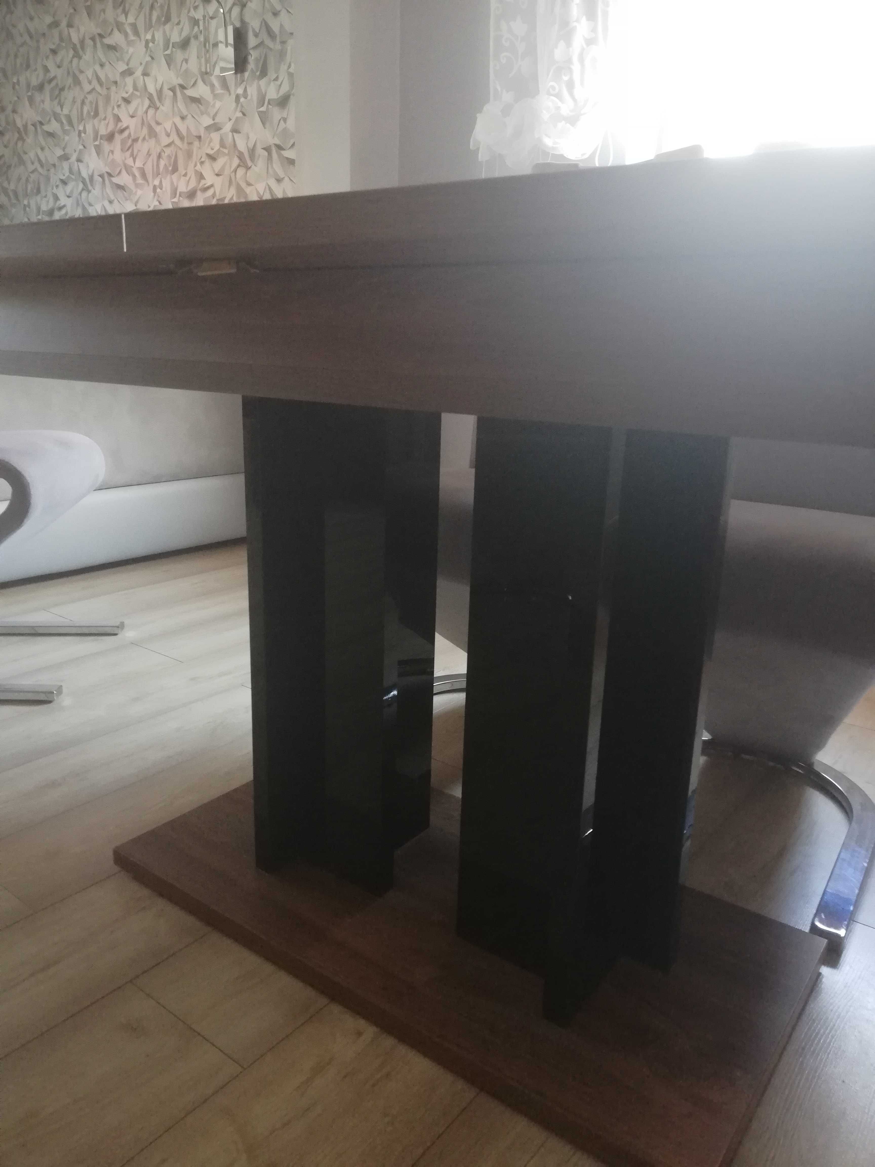 Stół do salonu w kolorze drewna