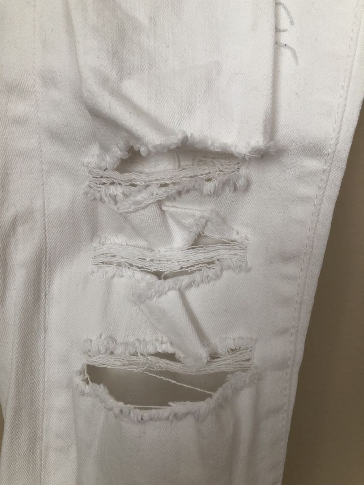 Spodnie 44 Uk 16 białe podarte z dziurami Denim Co.