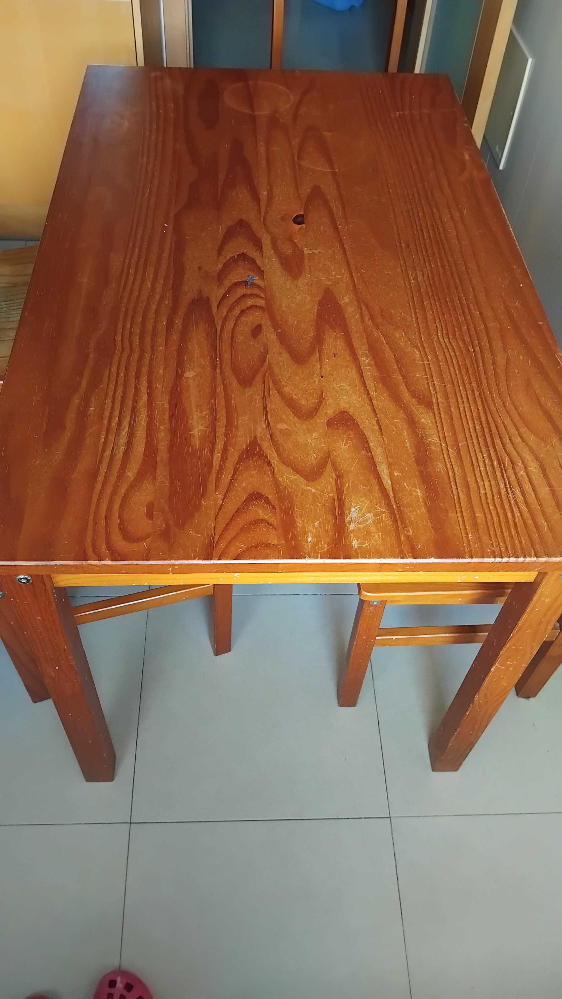 Mesa de cozinha + 4 cadeiras