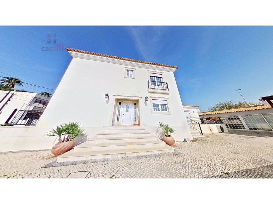 Vende-se fabulosa Moradia V5 em zona central do Montijo