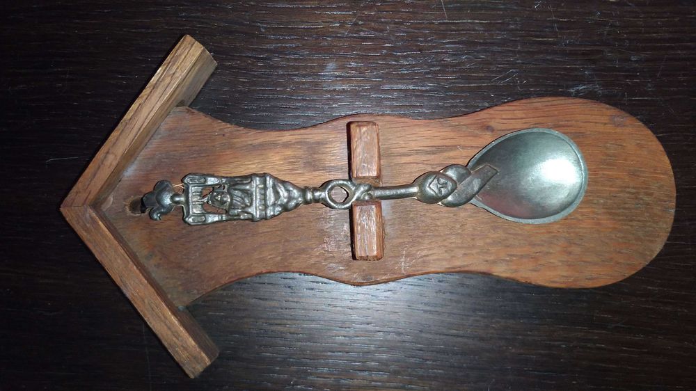 Cynowa łyżka kolekcjonerska prl kura zamek drewniana ramka