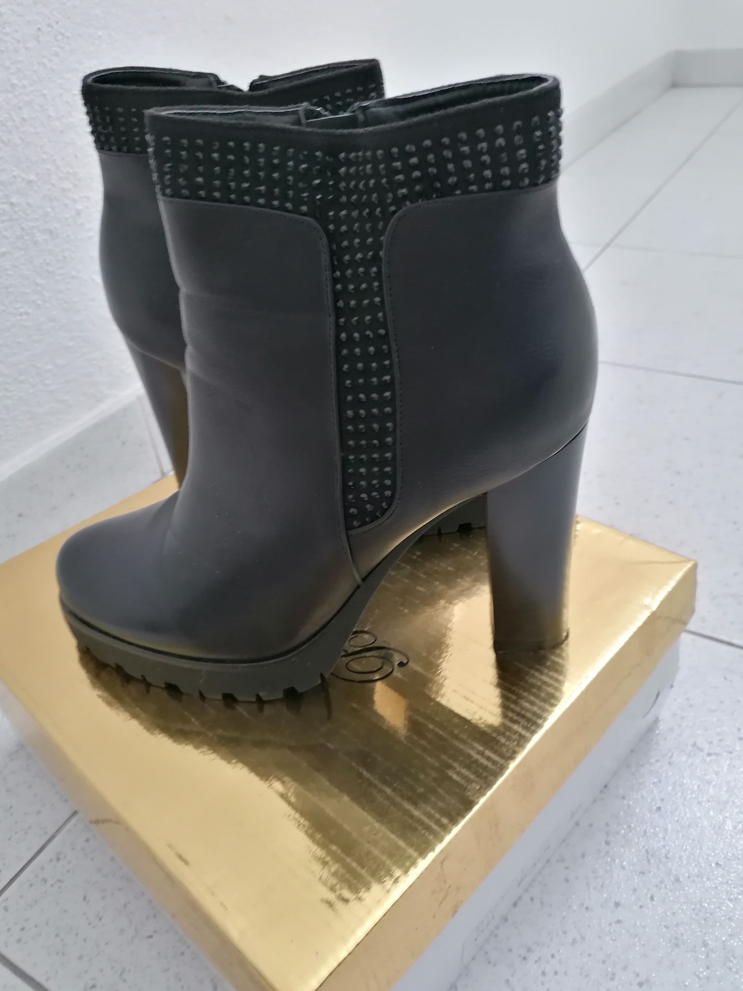 Bota com salto alto largo, brilhantes e fecho lateral - tamanho 40
