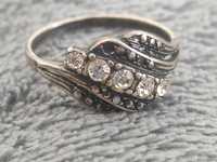 Elegancki srebrny pierścionek z pięcioma kamieniami, próba 925.