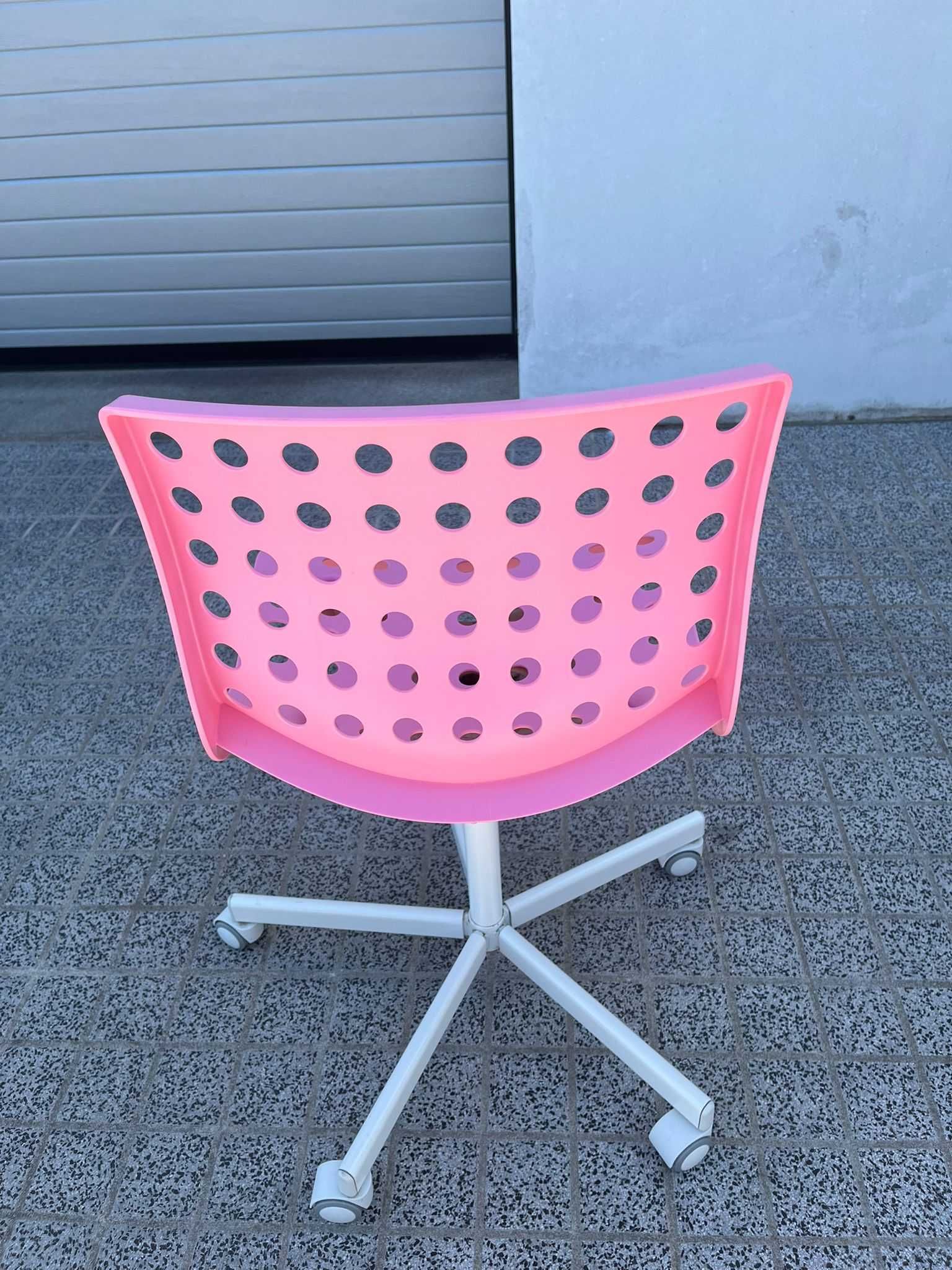 Cadeira rosa com rodinhas, para criança/adolescente