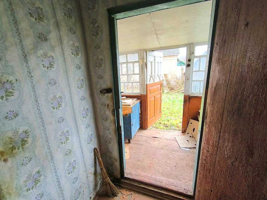 Продам будиночок неподалік є озера та ліс.Від Києва 25км.