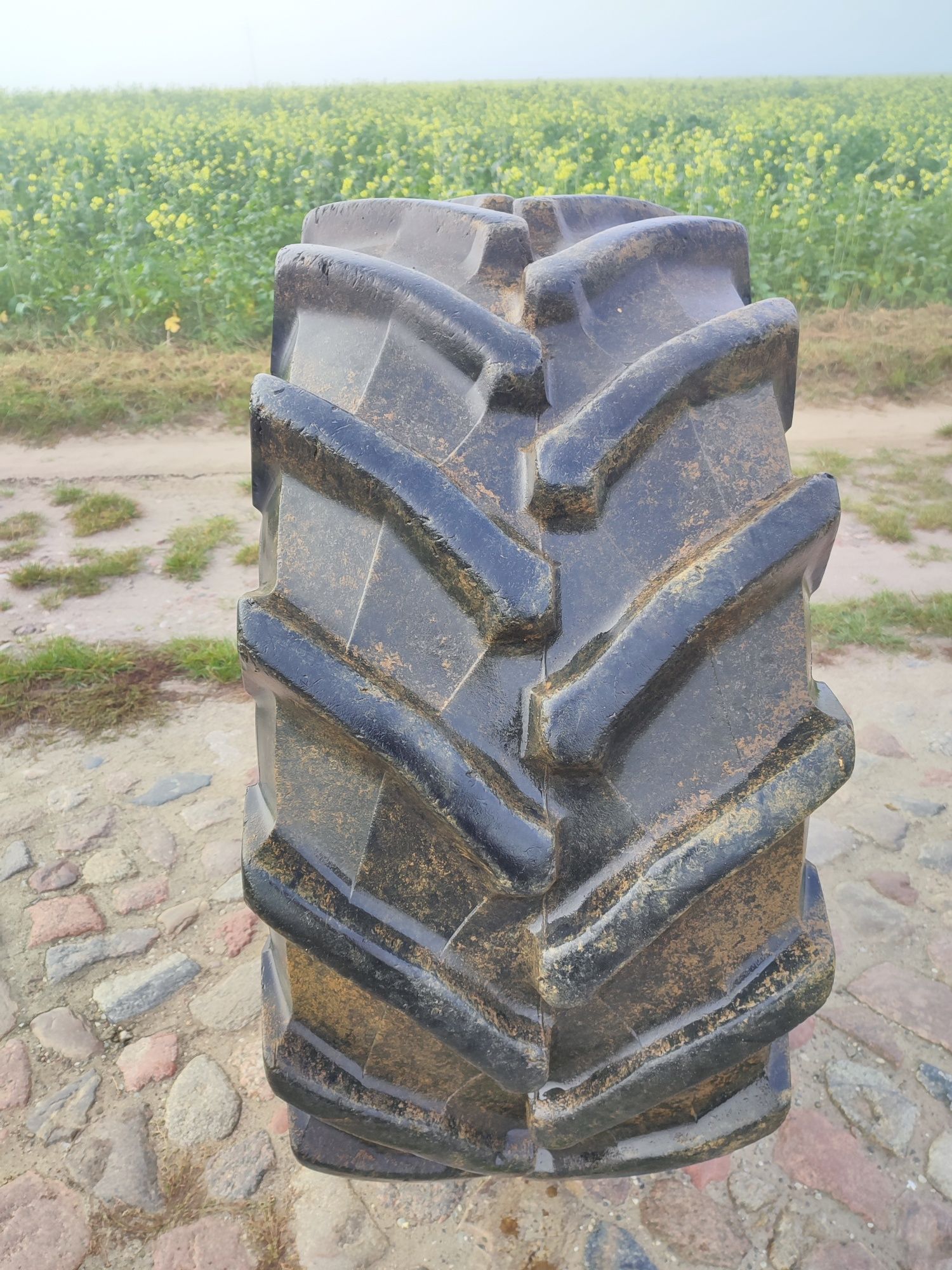 Opona Pirelli 540/65R24 90% bieżnika stan BDB