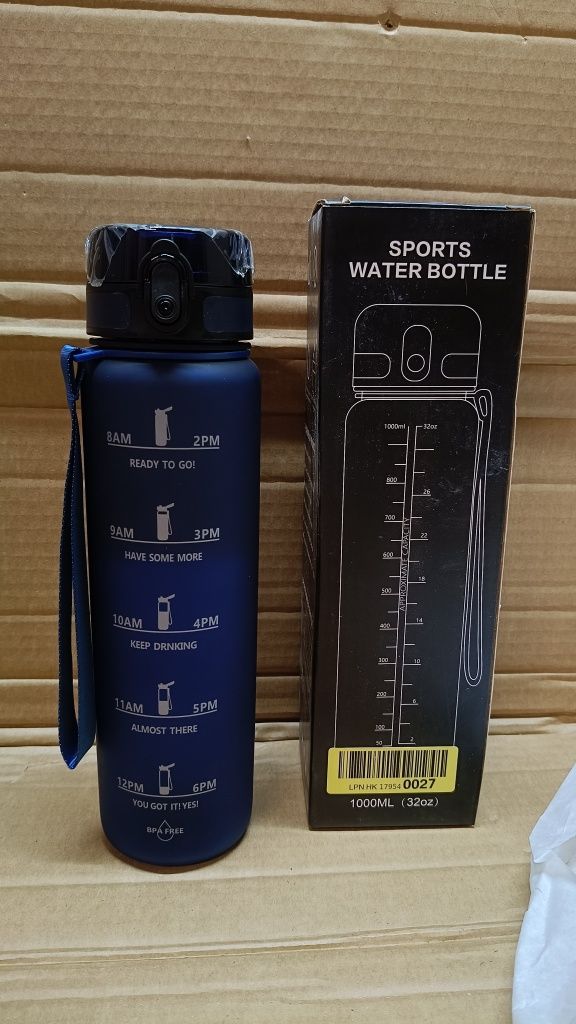 Granatowa butelka na wodę z miarką 1000 ml