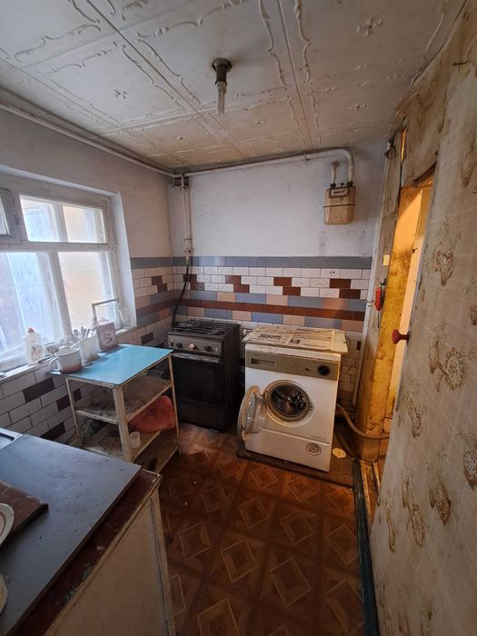 Продаж будинку з двома гаражами та літнім будинком