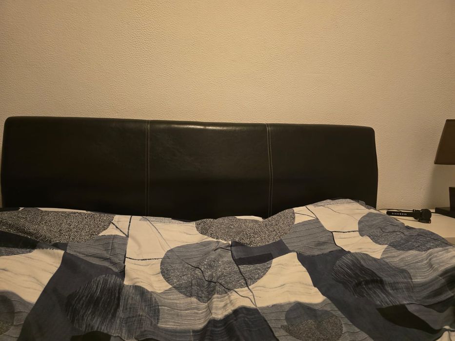 Cama com cabeceira a imitar a pele