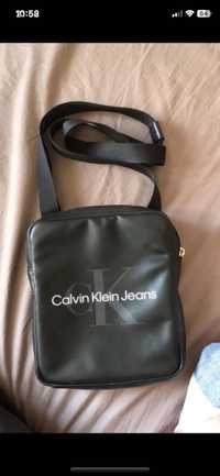 Bolsa á tira colo Calvin Klein