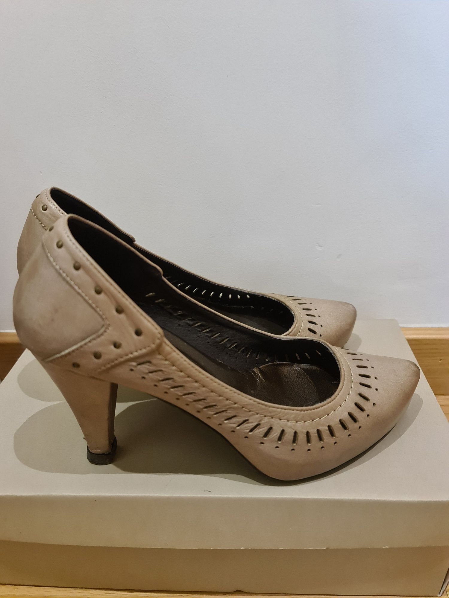Sapatos com salto T.35
