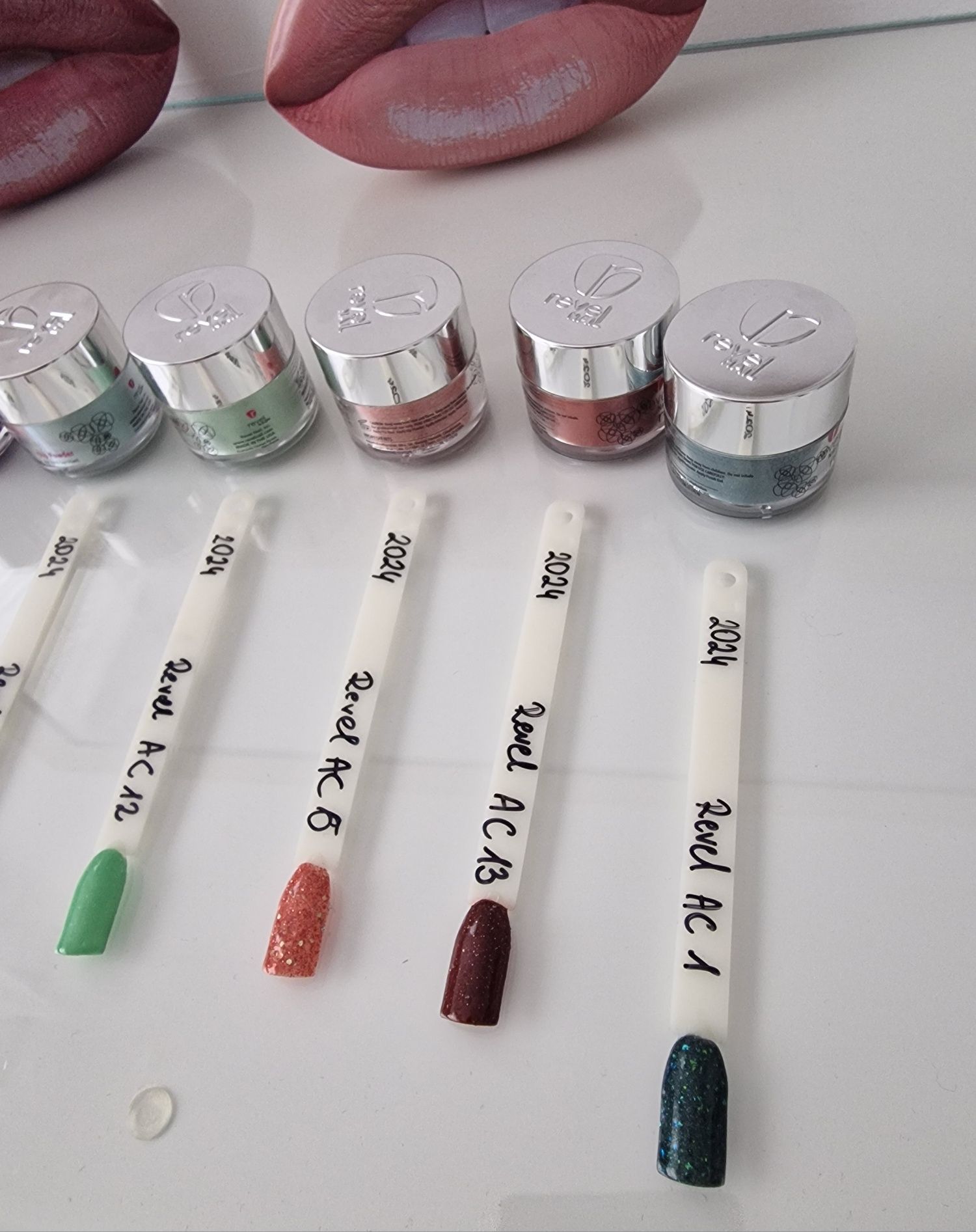 Pudry tytanowe kolory manicure tytanowy