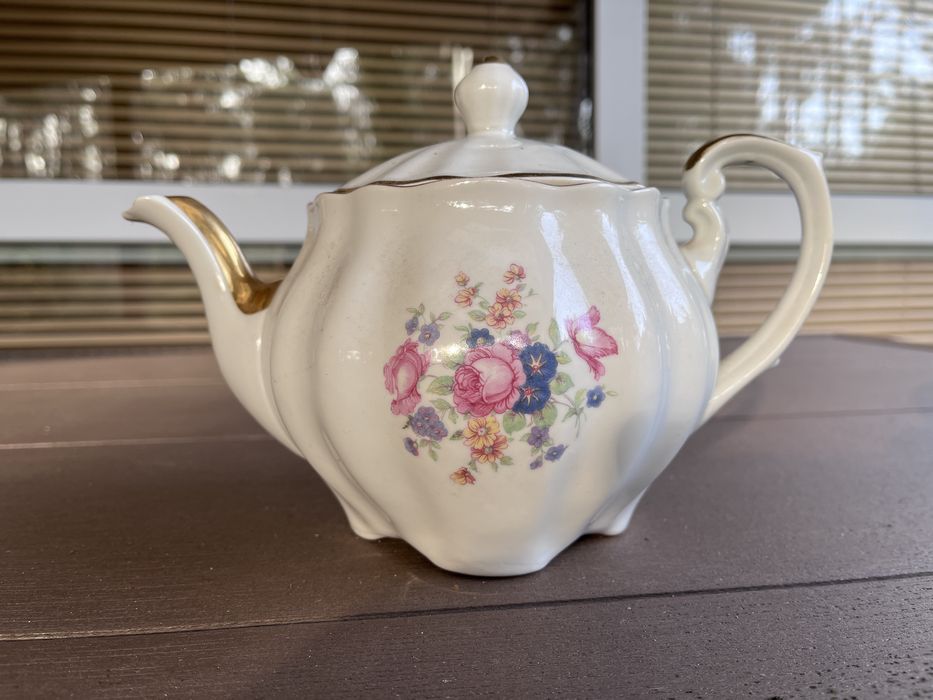 Dzbanek herbaciano -kawowy sygnatura Cmielów