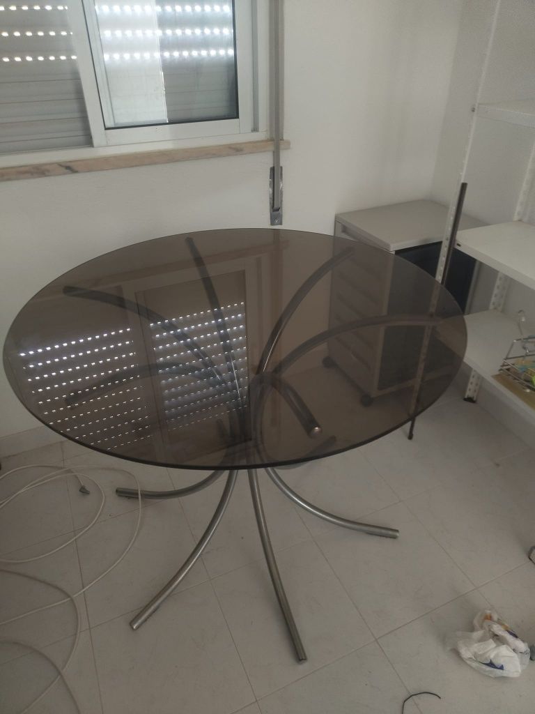 Mesa antiga com tampo em vidro