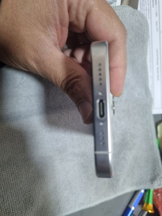 Iphone 15 pro titânio branco