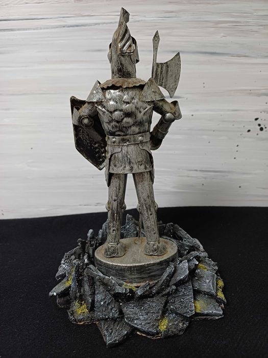 Soldado medieval em metal