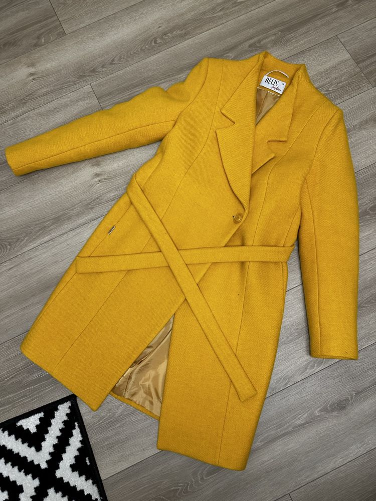 Жовте шерстяне  пальто  в ідеальному стані Relis fashion