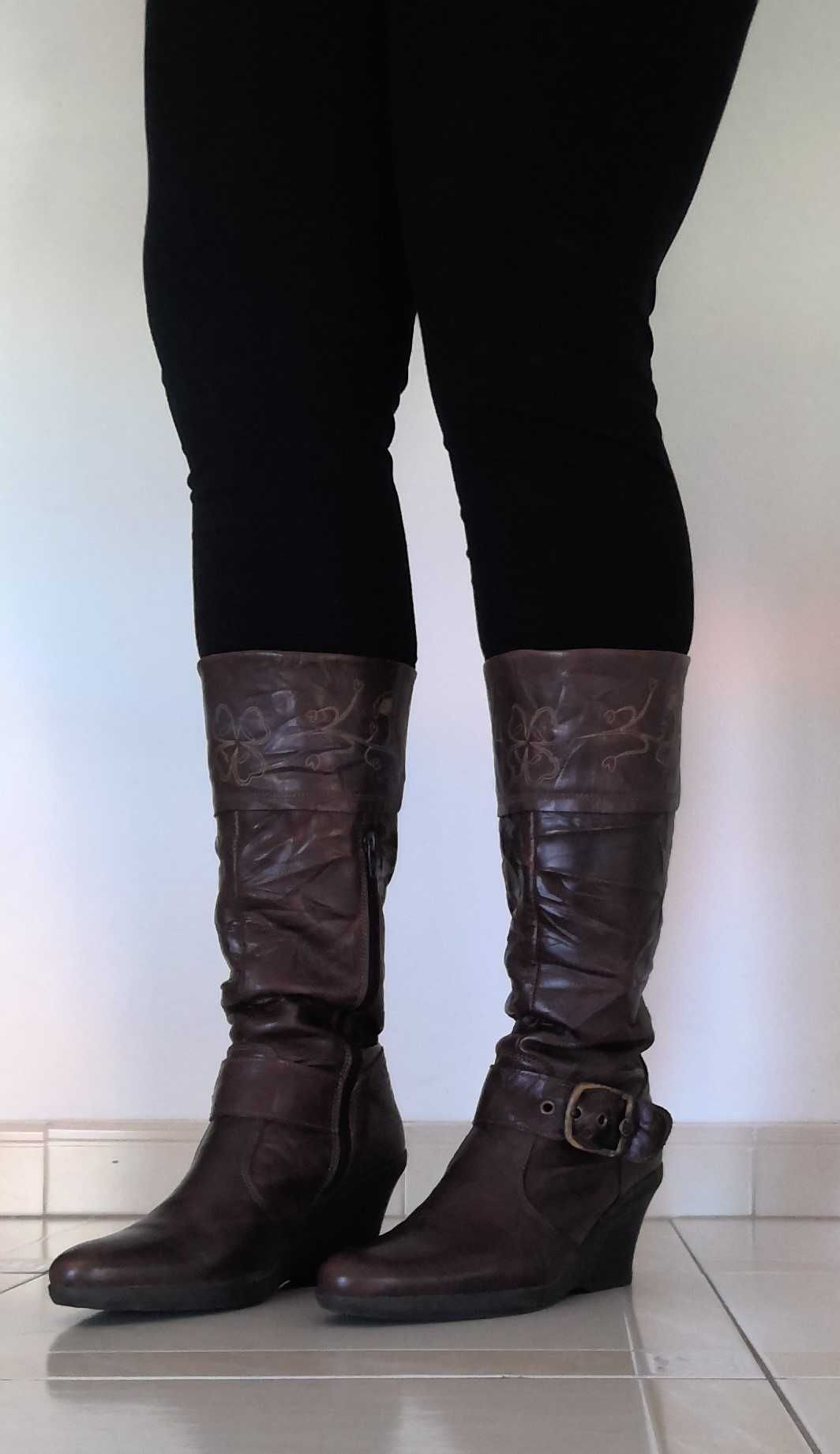 Botas Altas de Cunha com Fivela, com Detalhes Floridos