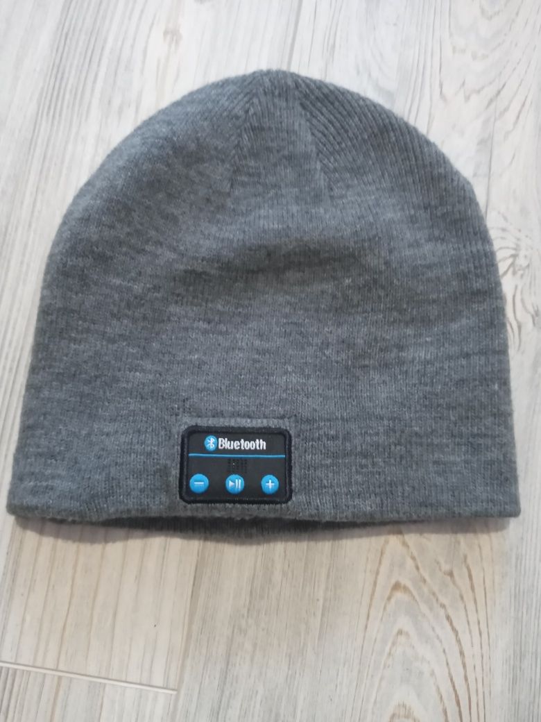 Шапка з  bluetooth навушниками.