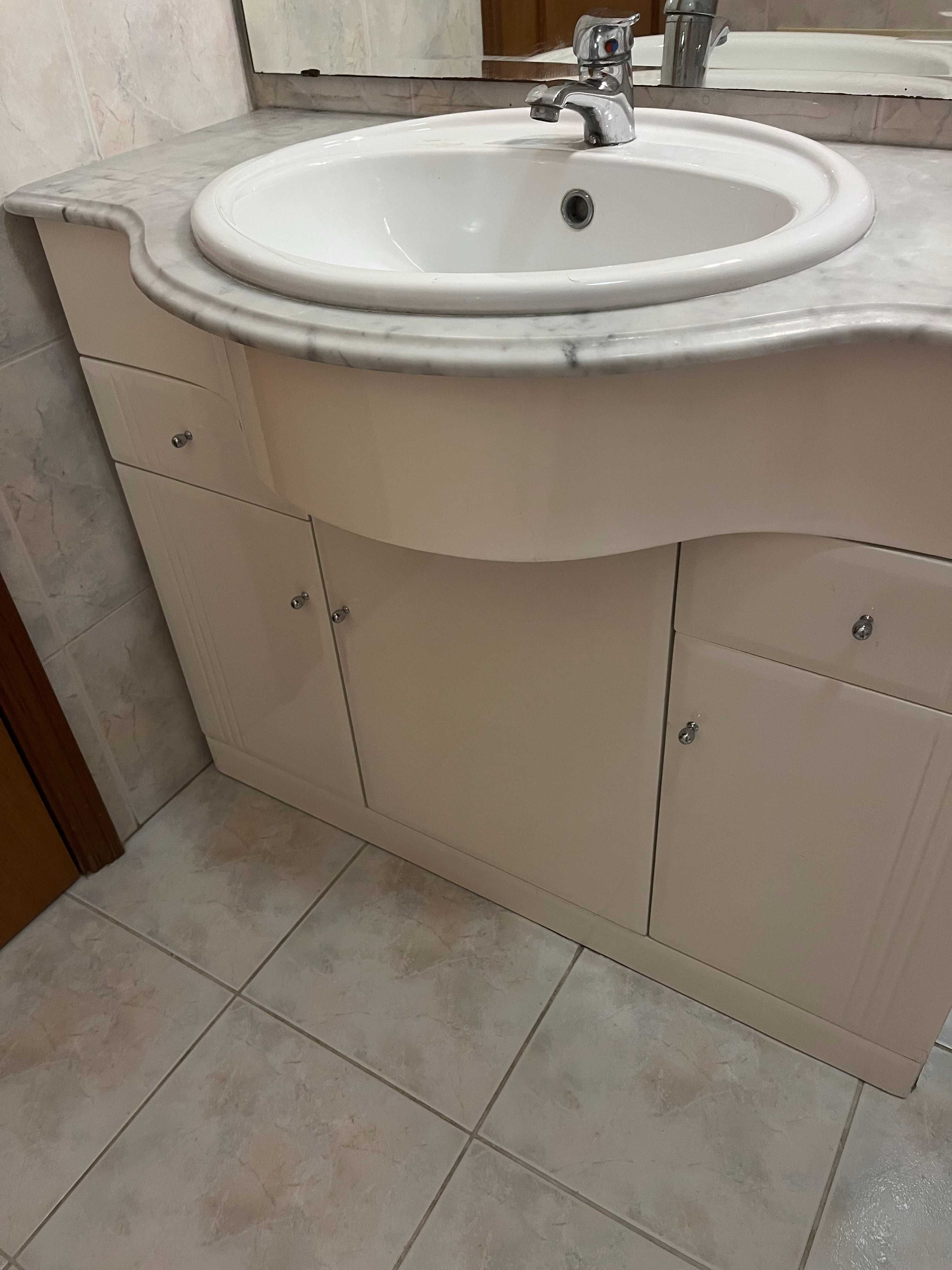 Conjunto de móvel e espelho para casa de banho.
