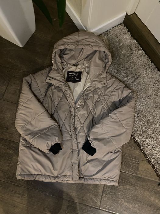 Бежевий жіночий пуховик