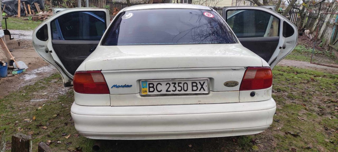 Продам машину Ford Mondeo mk1 седан