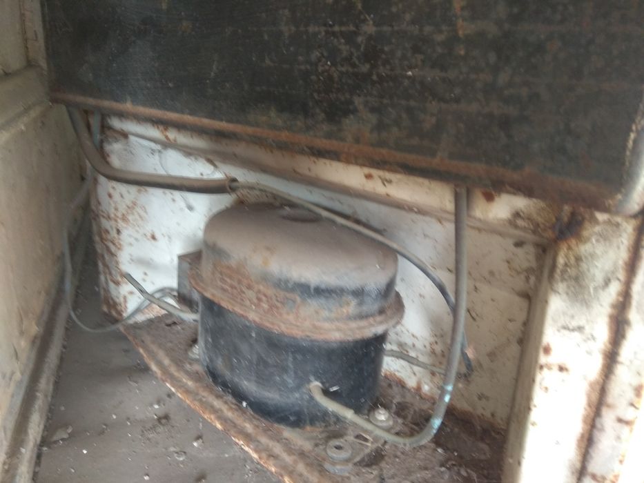 Холодильник бу советский "Донбасс" в рабочем состоянии.