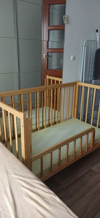 Drewniane łóżeczko i dostawka 2w1