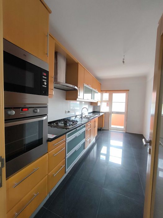Arrenda-se T2 em prédio de seis apartamentos
