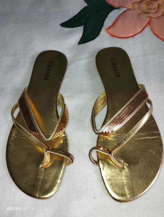 Złote klapki japonki
