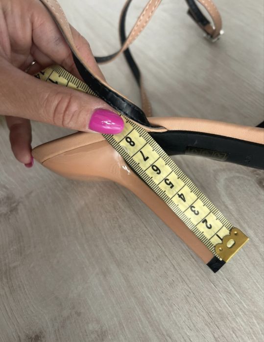 Bezowe sandalki na szpilce wiazane 38