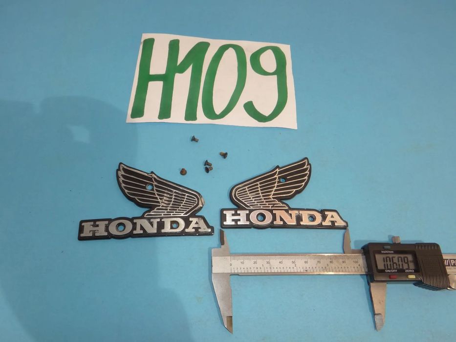 H109  HONDA CB 450 Nighthawk 1984r PC05 EMBLEMATY ZBIORNIKA PALIWA !!!!! PRAWA STRONA DELIKATNIE USZKODZONA !!!!!! CENA Z KOMPLET