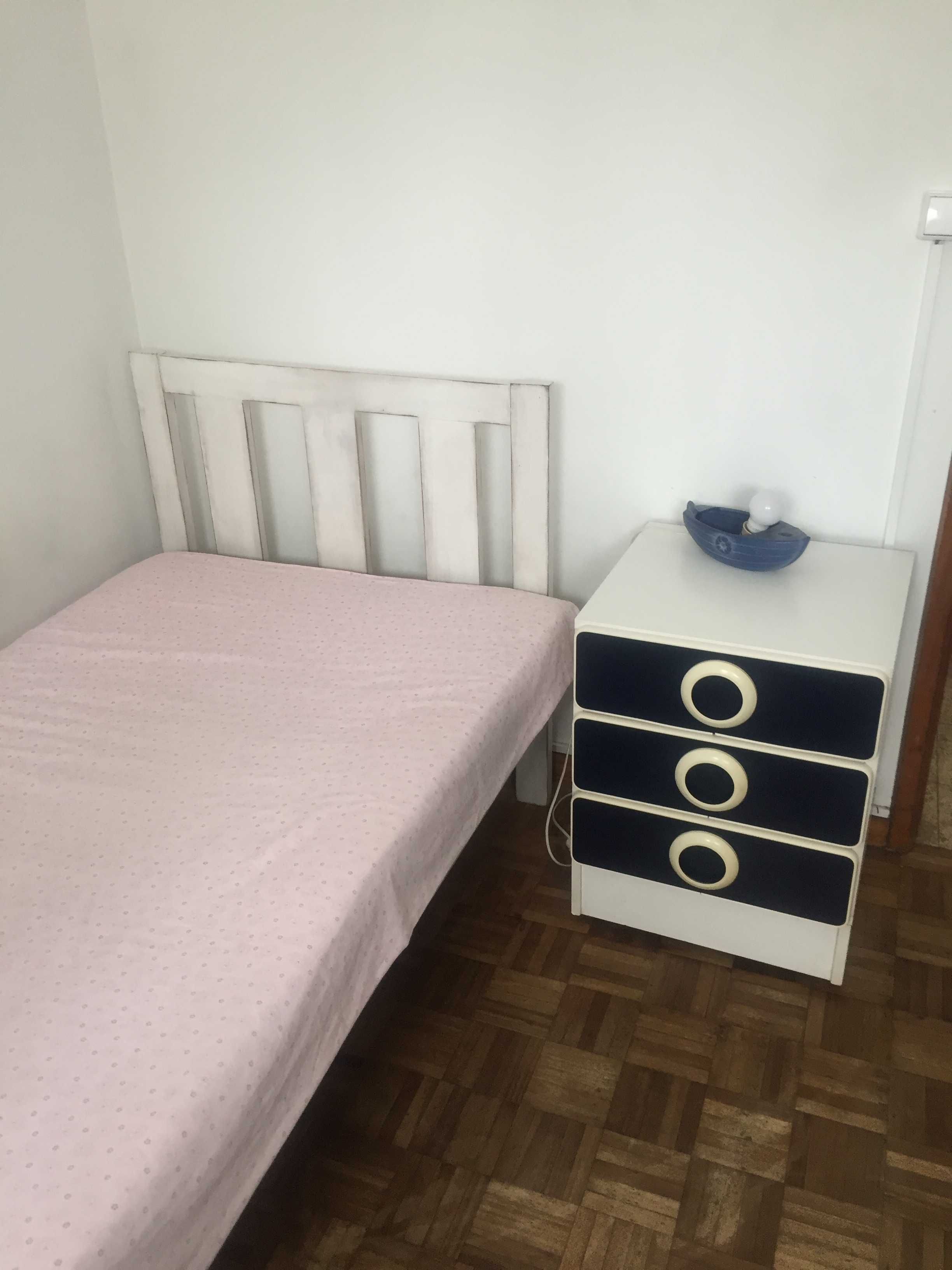 Cama de solteiro S/ estrado e S/ colchão em bom estado