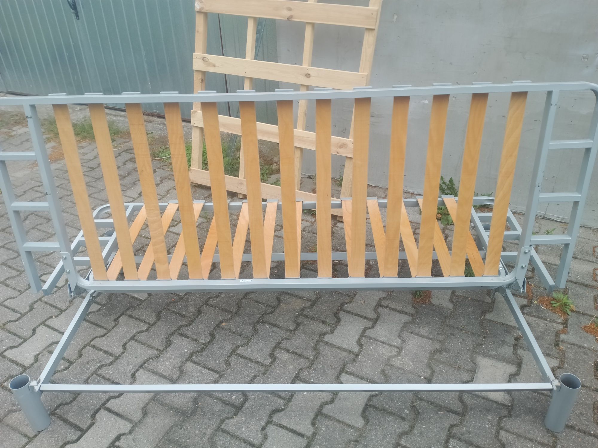 Łóżko metalowe że schowkiem na pościel