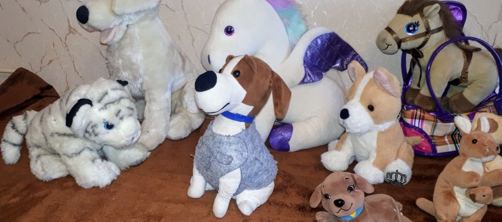 Большая коробка мягких игрушек. Не дорого. Примерно 40 шт.