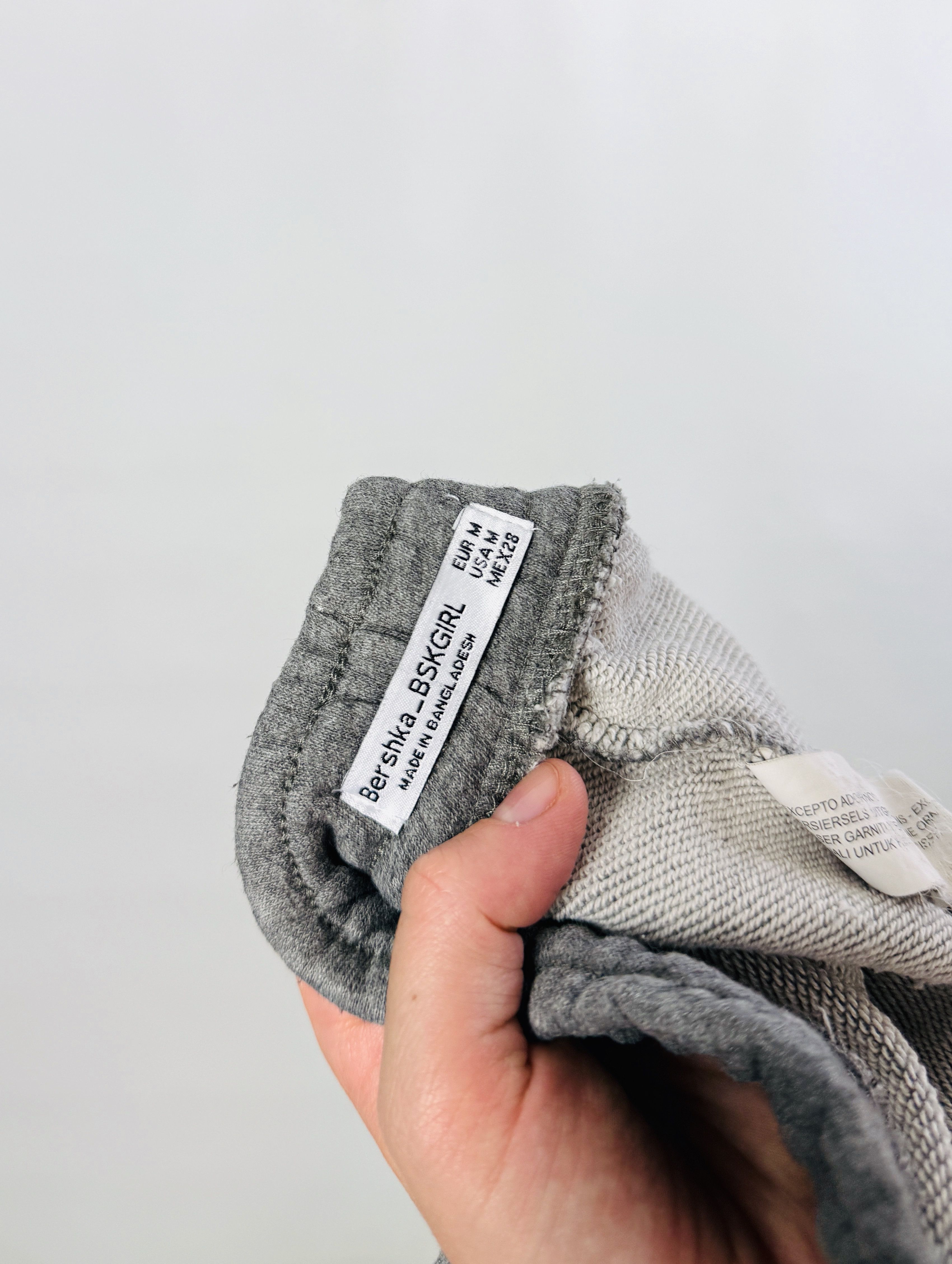 Szare sportowe szorty z lampasami i wiązaniem w pasie M 38 Bershka