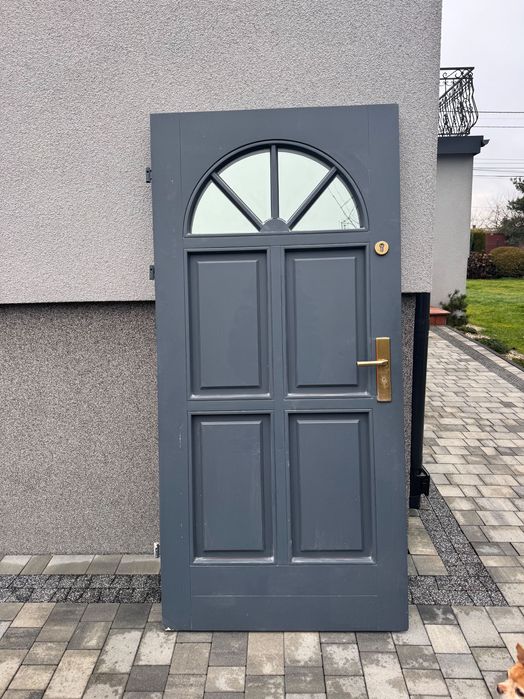 Drzwi wejściowe zewnętrzne do środka otwierane