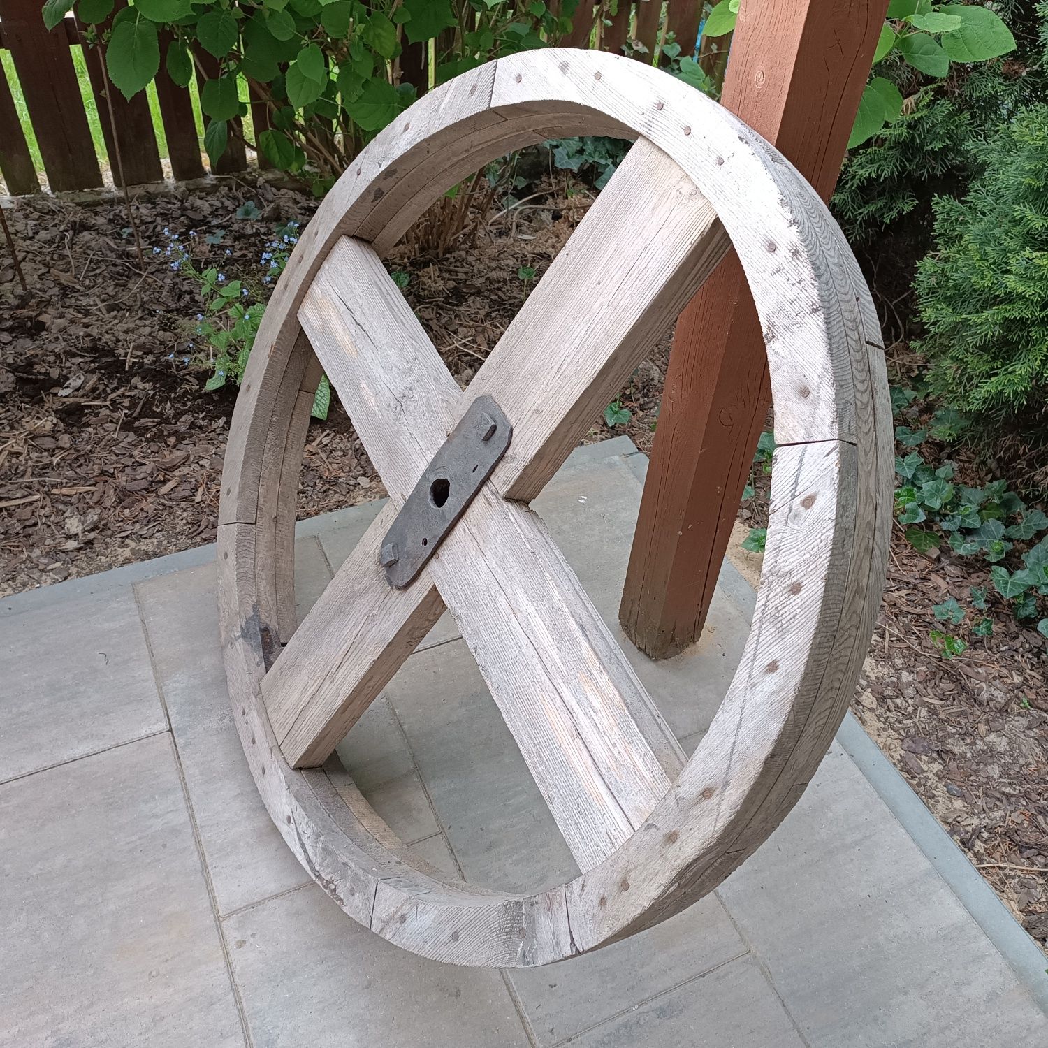 Drewniane koło pasowe do dekoracji ogrodu lub altany