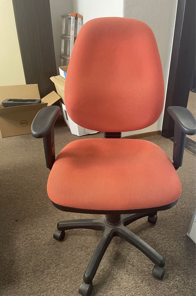 Pomaranczowe krzesla biurowe