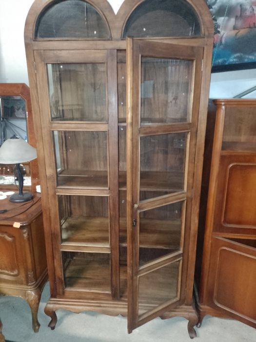 Przeszklona witryna-biblioteka