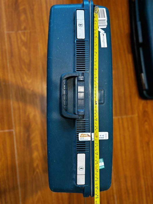 Продам пластиковые чемоданы.