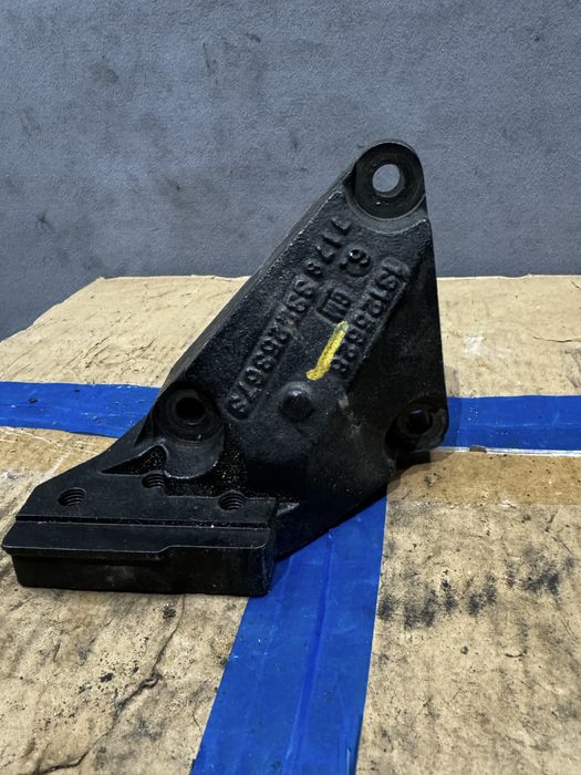 Кронштейн двигателя правый Opel Astra H Zafira B