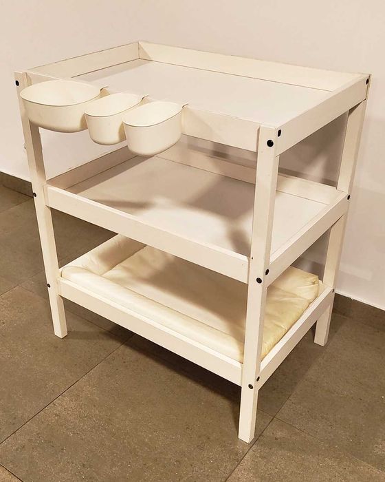 Trocador com Muda-Fraldas e Cestos