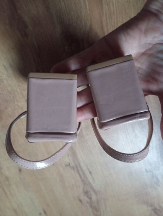 Beżowe sandały z diamencikami