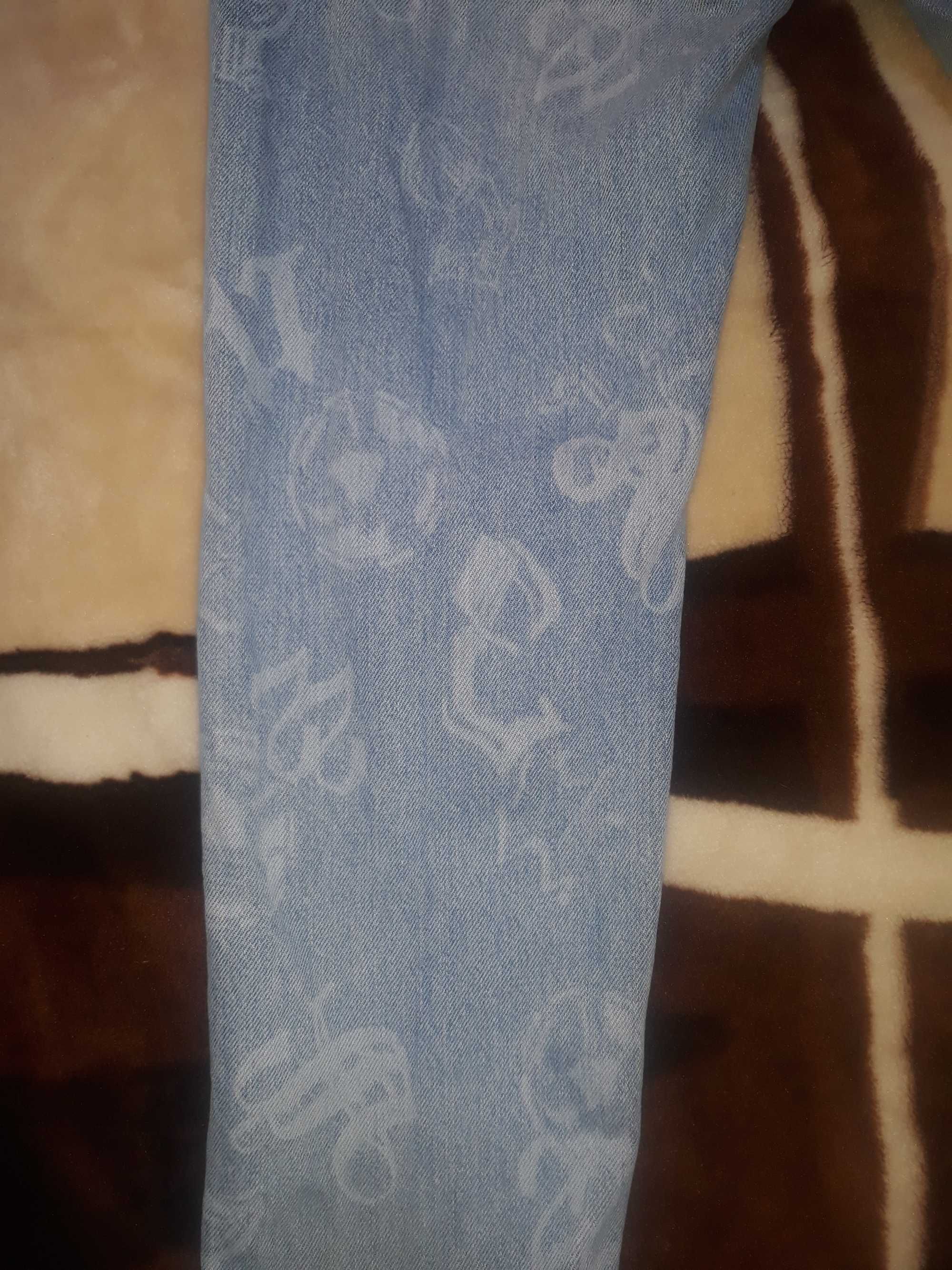 Джинсы голубые  Bershka